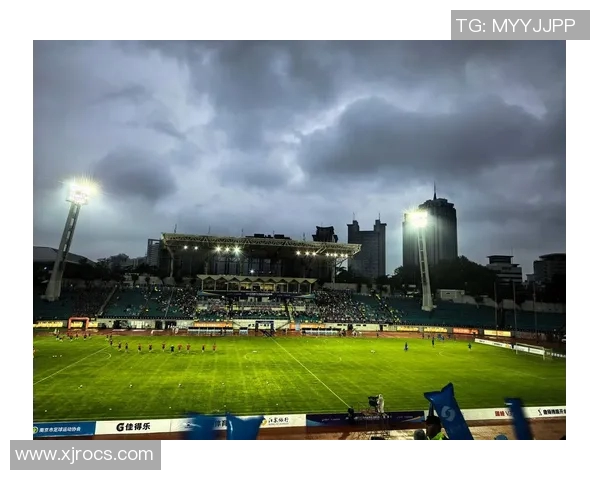 南京足球队的速度之谜:如何在赛场上掌控瞬息万变的节奏与战术